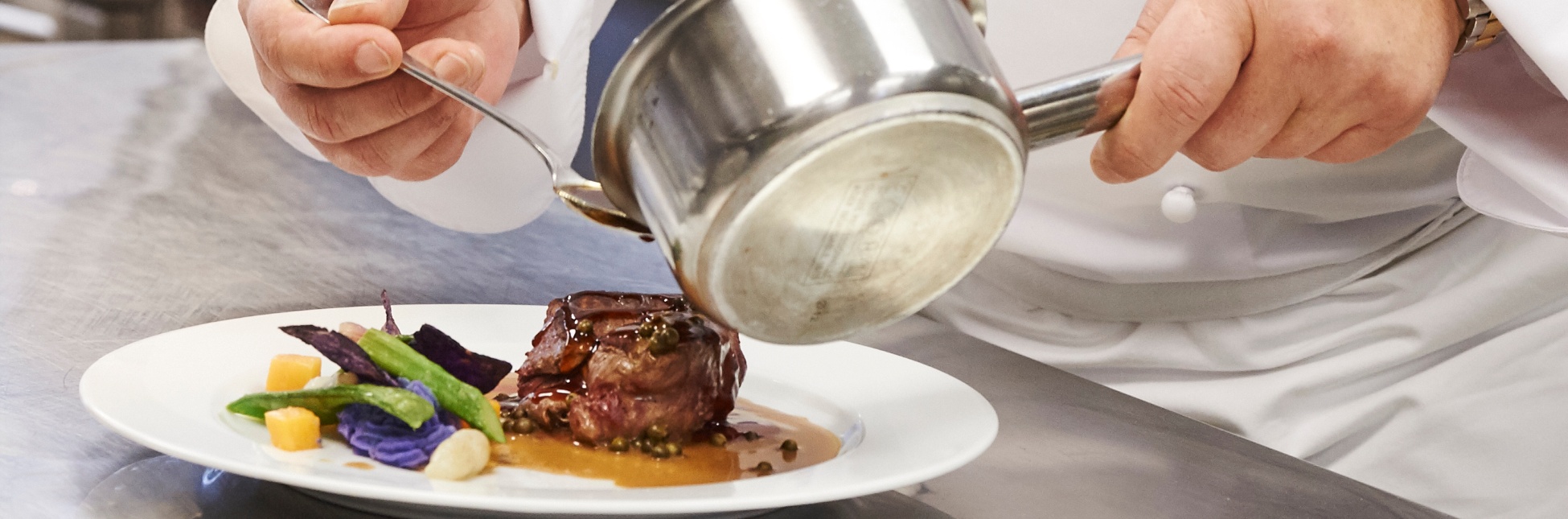 Disfrute de la refinada cocina francesa del chef Alain Bohn a bordo de los coquetos buques CroisiEurope. CROISIEUROPE COCINA CHEF CROISIEUROPE GASTRONOMIA CROISIEUROPE CRUCEROS GASTRONOMICOS GASTRONOMIA FRANCESA